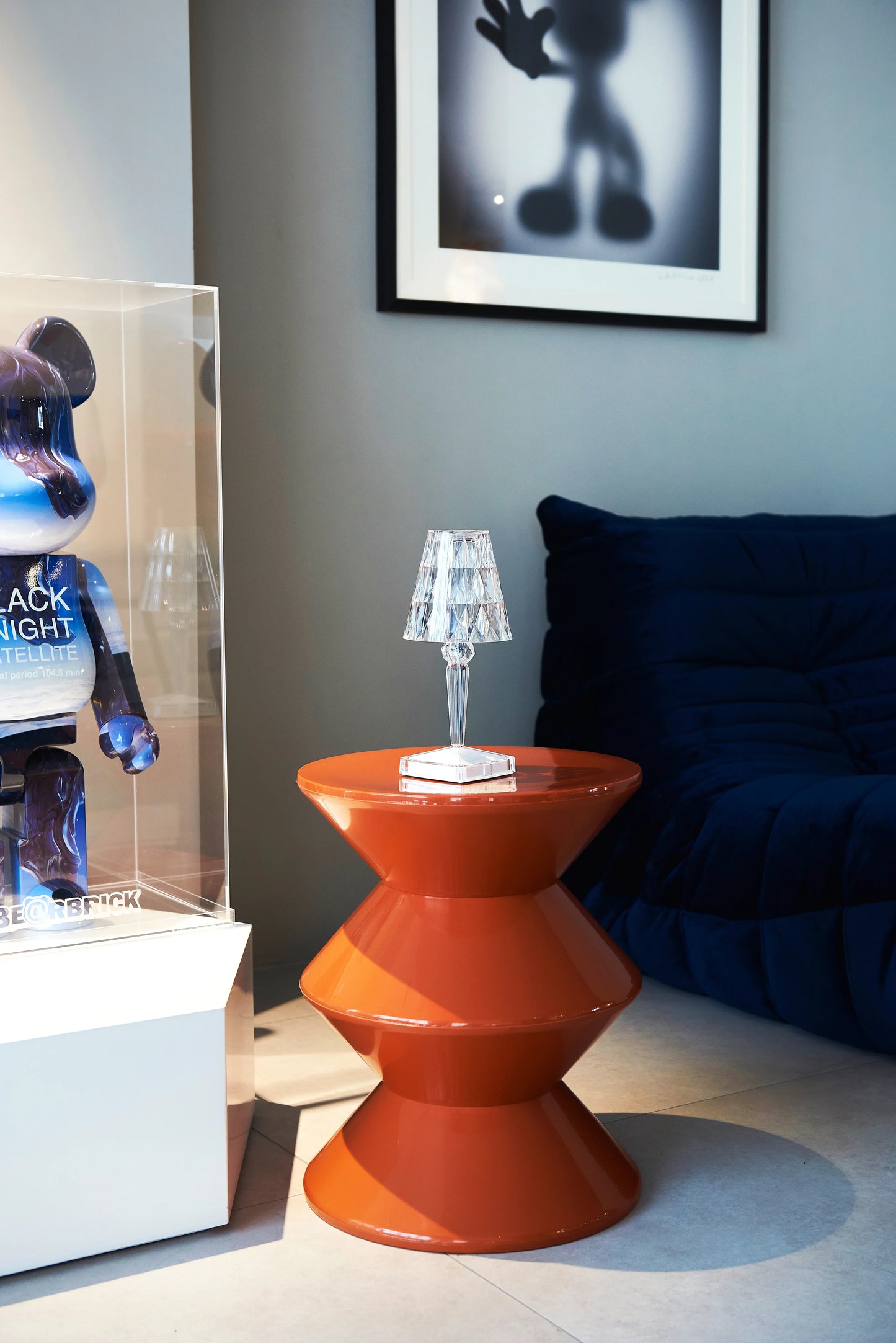 Aura Round Side Table in ABS Plastic With Contemporary Double-Hourglass Design - Elax Furniture