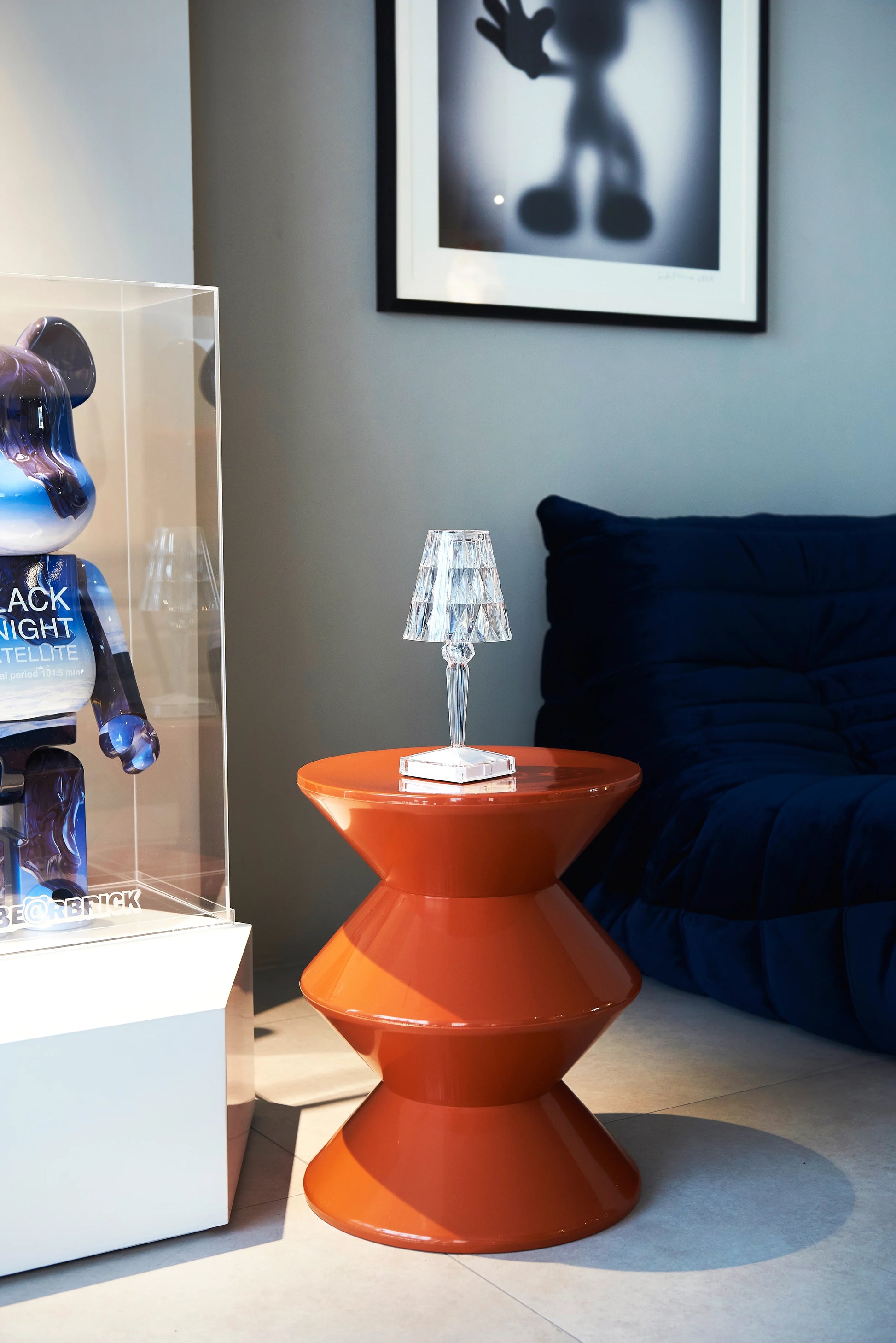 Aura Round Side Table in ABS Plastic With Contemporary Double-Hourglass Design - Elax Furniture