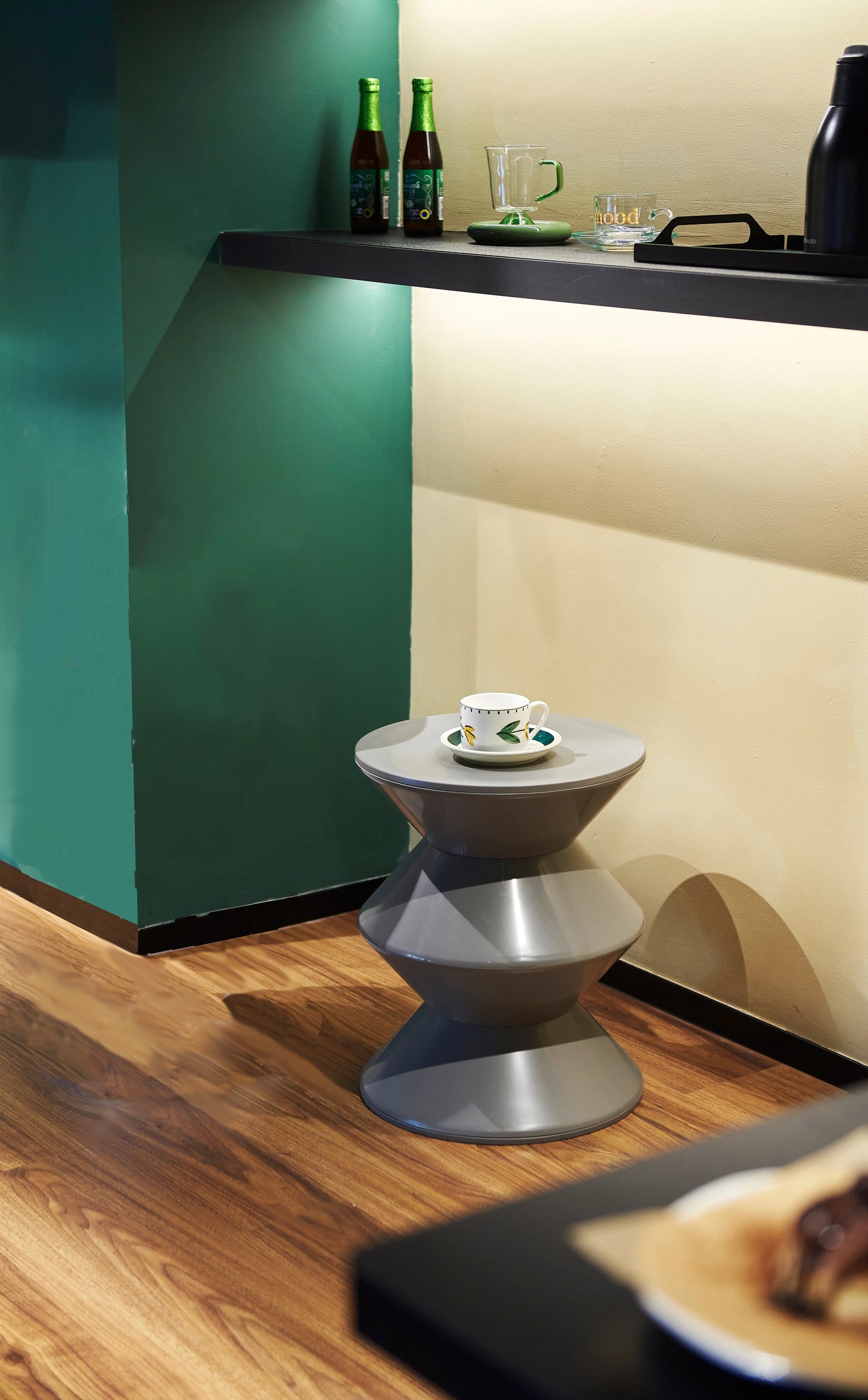 Aura Round Side Table in ABS Plastic With Contemporary Double-Hourglass Design - Elax Furniture