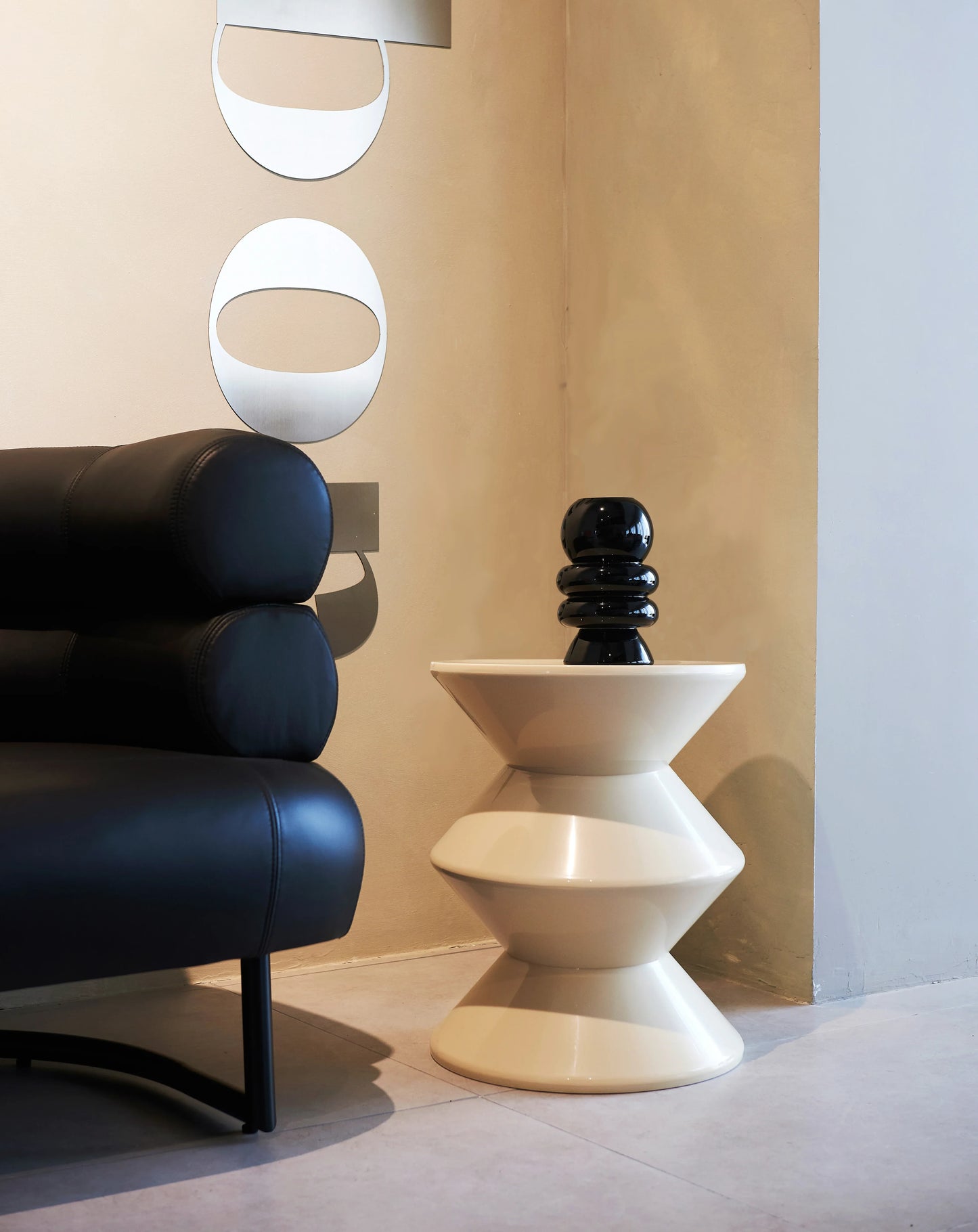 Aura Round Side Table in ABS Plastic With Contemporary Double-Hourglass Design - Elax Furniture