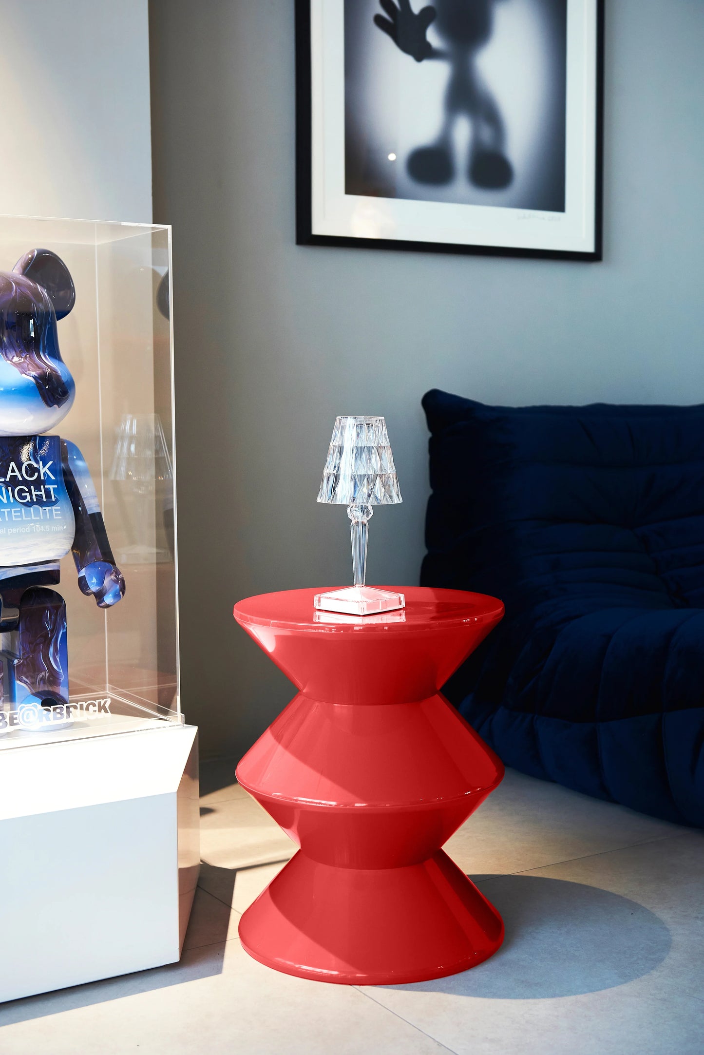 Aura Round Side Table in ABS Plastic With Contemporary Double-Hourglass Design - Elax Furniture